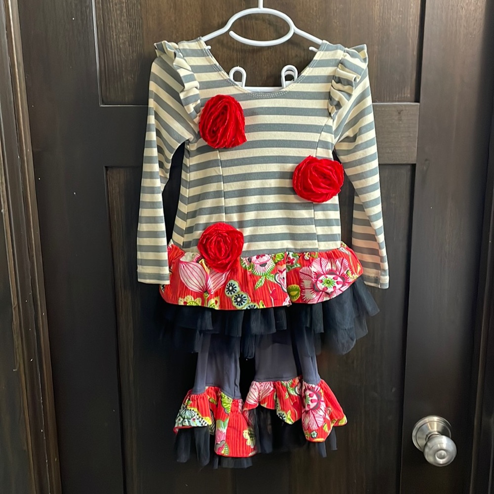 Adorable Giggle Moon 2 piece set. Size 6.